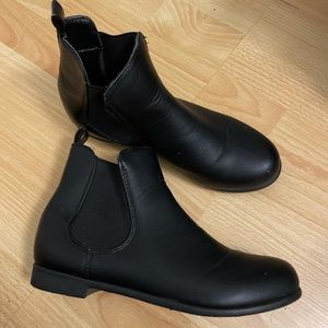 Black leather Chelsea boots